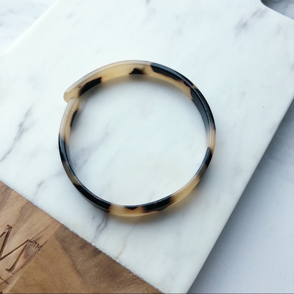 One piece - Brown Tortoise Resin Cuff Bracelet - Picture 8 of 8